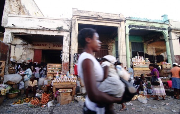 Mulher carrega criança nas ruas de Porto Príncipe. FOTO: Eliza Capai