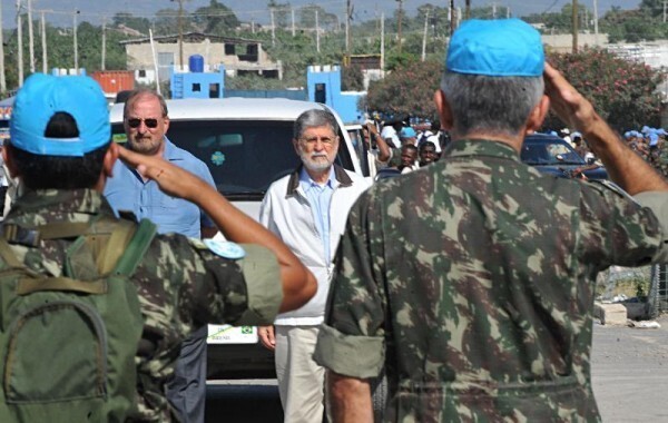 Integrantes brasileiros da Minustah saudam celso Amorim em 2010, quando ainda era chanceler . FOTO: MARCELLO CASALJR/AGENCIA BRASIL Integrantes brasileiros da Minustah saudam celso Amorim em 2010, quando ainda era chanceler . FOTO: MARCELLO CASALJR/AGENCIA BRASIL