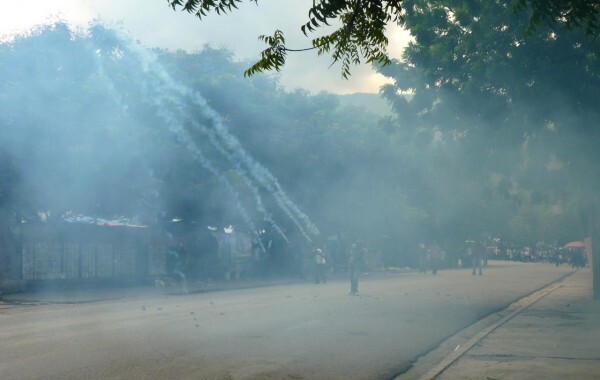Protesto em Porto Principe em 14 de setembro, dispersado por gás lacrimogêneo. FOTO: Ansel Herz