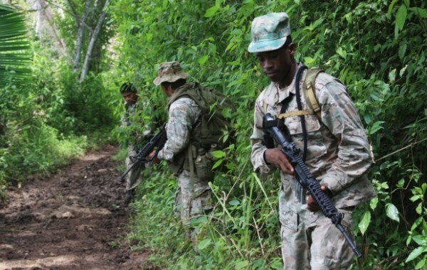 Soldados das forças especiais de Belize fazem patrulha na fronteira com a Guatemala Soldados das forças especiais de Belize fazem patrulha na fronteira com a Guatemala