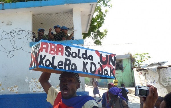 Haitianos protestam pela saída da ONU. FOTO de Ansel Herz Haitianos protestam pela saída da ONU. FOTO de Ansel Herz