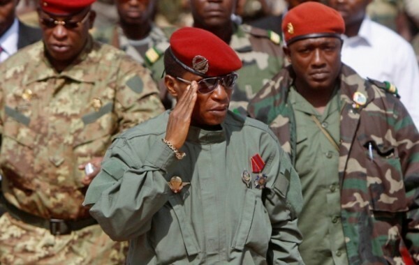 O ex-líder militar de Guiné, o capitão Moussa Dadis Camara, ofereceu ao Fundo Internacional da China os valiosos minerais do país em 2009. Schalk van arquivo Zuydam AP O ex-líder militar de Guiné, o capitão Moussa Dadis Camara, ofereceu ao Fundo Internacional da China os valiosos minerais do país em 2009. Schalk van arquivo Zuydam AP