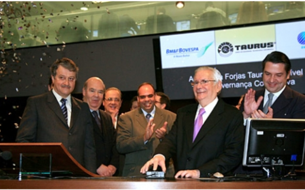 De gravata rosa, Luis Fernando Costa Estima, presidente da Taurus, no evento para comemorar a adesão ao nível 2 de governança corporativa da BM&FBOVESPA, em 7 de julho de 2010