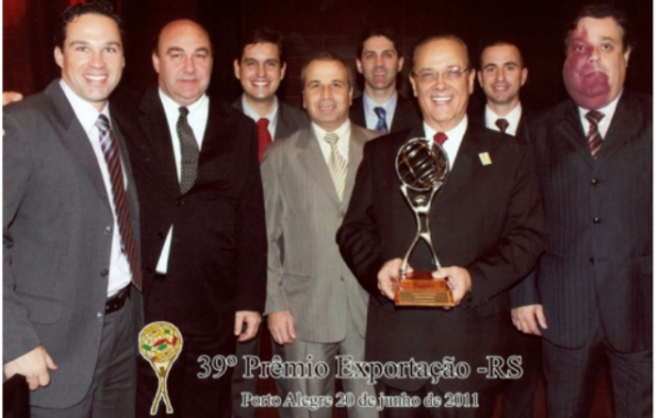 Representantes da Taurus comemoram em 20 de junho de 2011 a conquista do Prêmio Exportação da Associação dos Dirigentes de Vendas do Brasil no Rio Grande do Sul. A empresa foi a vencedora da categoria “Avanço Global”
