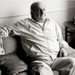 José Paulo Bonchristiano no sofá de seu apartamento no Brooklin, zona Sul de São Paulo (Foto: Julia Rodrigues)