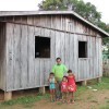 Sebastião e seus filhos. Ele foi preso depois de anunciar que seria testemunha contra um grileiro.  Foto: Ana Aranha