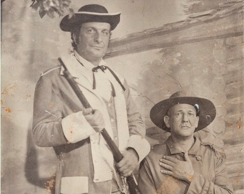 O jovem Bonchristiano vestido de George Washington, ao lado do colega Júlio Cesar Silvestre Neto, em uma comemoração do 4 de julho nos Estados Unidos (arquivo pessoal)