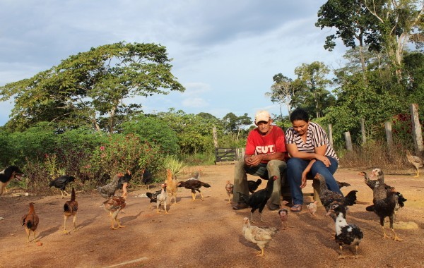 Nilcilene e o marido diante da casa do casal, no sul do Amazonas