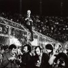 EM 1974, O FOTOJORNALISTA DOMICIO PINHEIRO SOBE NO ALAMBRADO EM UM JOGO DE FUTEBOL PARA BUSCAR O MELHOR ÂNGULO PARA A FOTO. FOTO: PEDRO MARTINELLI.