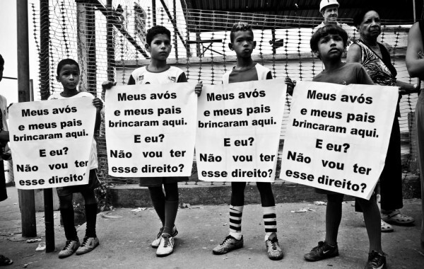Crianças do Morro da Providência protestam contra a destruição da quadra / Leo Lima