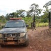 Viatura da Força Nacional que faz escolta da líder rural Nilcilene Miguel de Lima no portão de sua casa, em janeiro. Fotos: Ana Aranha