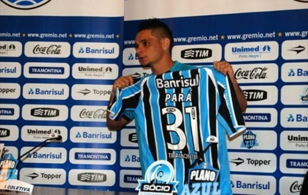 O ídolo Pará, ao ser contratado pelo Grêmio. (Foto: Lucas Uebel - Divulgação)