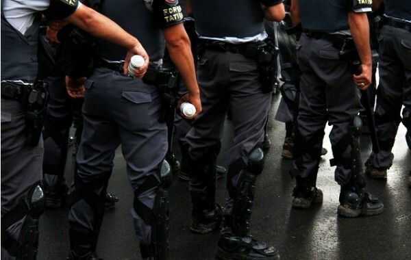 Policiais se preparam a violenta desocupação de Pinheirinho, janeiro de 2012. Foto: Felipe Milanez