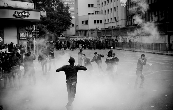 Bombas de gás lacrimogêneo usadas pelo governo para dispersar manifestantes no Cairo, no Egito Foto: Hossam el-Hamalawy