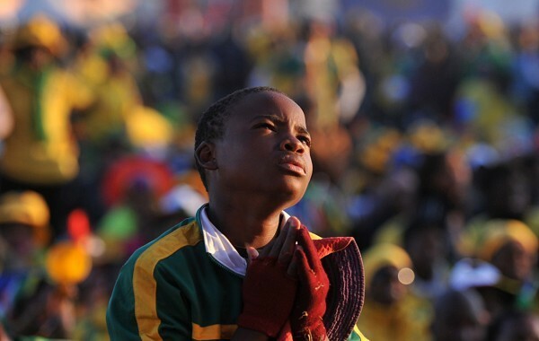 Menino africano assiste jogo da Copa em um telão / foto: Agência Brasil
