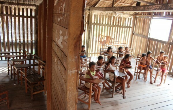 Escola rural funciona em barracão feito pela comunidade. Prefeitura mandou apenas a divisória de madeira. Fotos: Ana Aranha