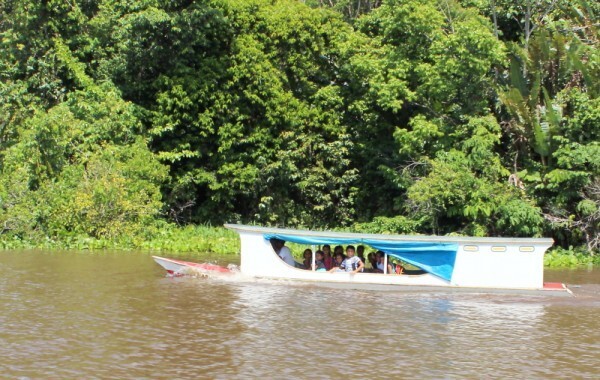 Enquanto barcos de madeira lotados levam os alunos, lanchas do MEC ficam encostadas no porto de Anajás