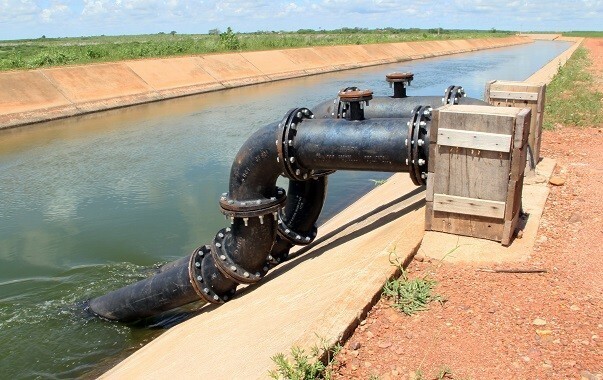 Grande fazenda do grupo empresarial Edson Queiroz tem direito a capturar água por canos de larga espessura (Foto: Coletivo Nigéria)
