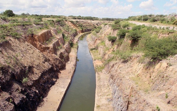 Após 10 anos, Eixão das Águas causou diversos impactos ao longo dos 255km de extensão, incluindo alterações visuais na paisagem (Foto: Coletivo Nigéria)