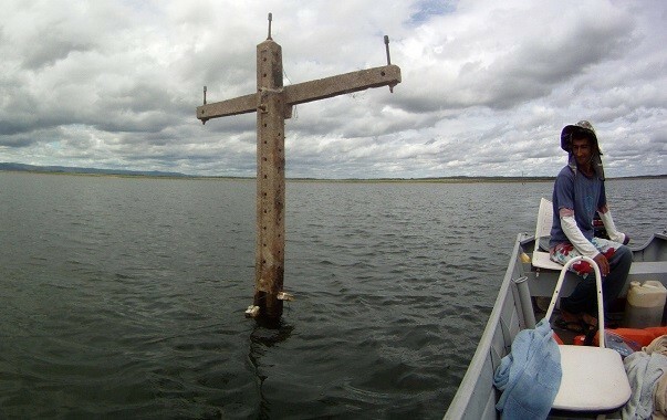 Com a diminuição do nível das águas do Castanhão estruturas da antiga Jaguaribara emergiram (Foto: Coletivo Nigéria)