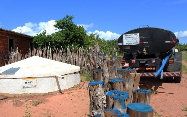 Carro pipa abastece casa a 300 metros do maior açude do Ceará (Foto: Coletivo Nigéria)