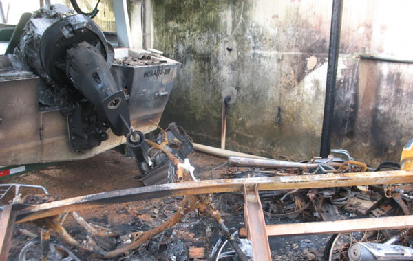 Voadeira destruída pelo fogo na Funai (Foto: Alceu Castilho)