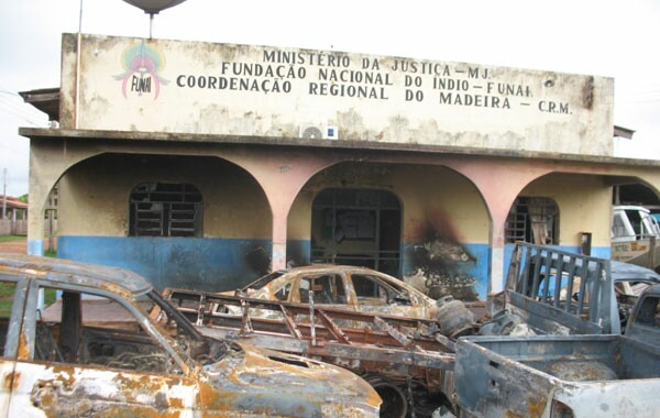 Carros e equipamentos da Funai destruídos pelo fogo após os protestos (Foto: Alceu Castilho)