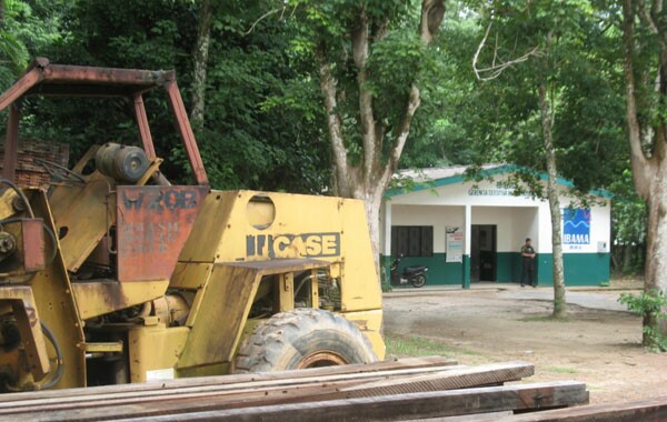 Trator e madeiras apreendidas na sede do Ibama - Humaitá (Foto: Alceu Castilho)