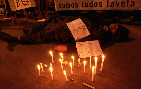 Depois da “chacina da Maré”, os moradores organizaram um ato ecumênico para homenagear as vitimas. Neste mesmo momento, o Rio de Janeiro estava vivenciando uma onda de protesto inédita, com milhares de pessoas exigindo mais saúde, mais educação, e mais justiça social. (Foto: Patrick Vanier)