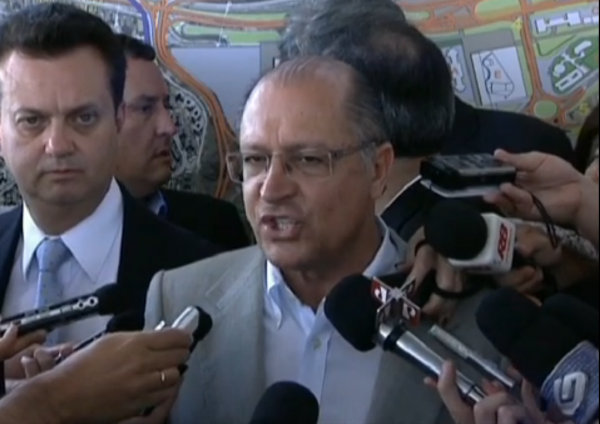 "Quem não reagiu está vivo", diz o governador Geraldo Alckmin a repórteres