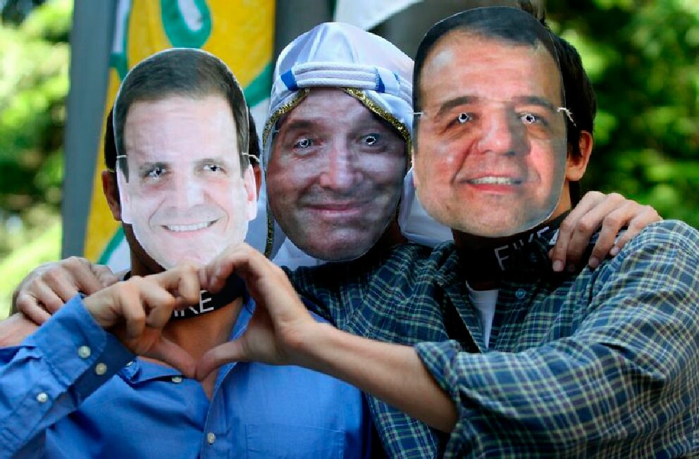 Manifestantes ironizam a proximidade de Eike Batista, Sergio Cabral e Eduardo Paes. Foto: Vitor Silva/Jornal do Brasil
