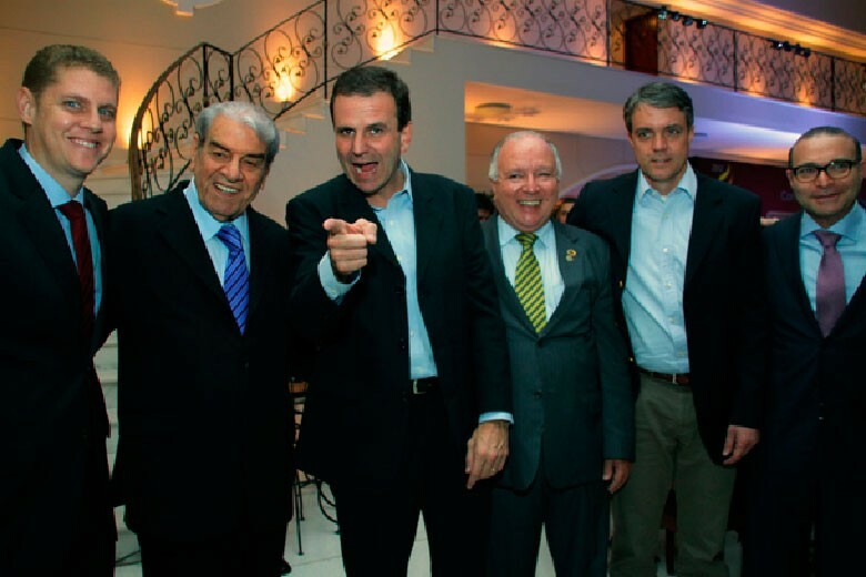 Presidente da Carvalho Hosken, Carlos Carvalho posa para foto à direita de Eduardo Paes com dedo em riste