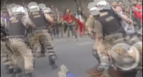 Morador de rua é arrastado durante protesto em BH