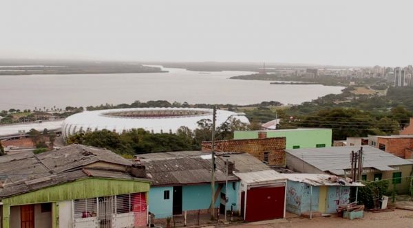 No morro não tem luz, mas tem câmeras de segurança