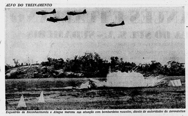 Demonstração Aérea - 2 FAT - com bombas de Napalm (1)