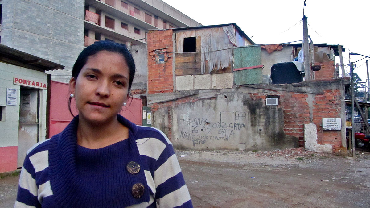 Renatielle dos Santos perdeu sua casa em um incêndio em 2011. Hoje mora neste barraco construído em cima da casa da amiga
