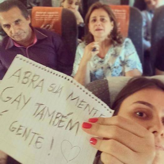 Garota protesta contra a homofobia de Silas Malafaia durante voo no qual o pastor estava – Foto: Reprodução