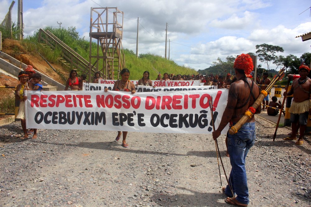 Protesto de povos indígenas contra projetos hidrelétricos; em 2013, protestos se estenderam a Brasília