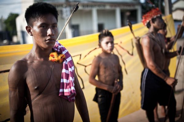 Indígena Munduruku em frente à Funai em Itaituba. Foto: Marcio Isensee e Sá