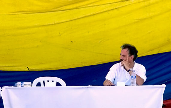 A imagem da “silla vacía” que marcou o fracasso das negociações de paz entre o governo colombiano e as FARC em XXX. O líder guerrilheiro não apareceu e deixou o presidente Andrés Pastrana esperando. Foto: reprodução/EL País