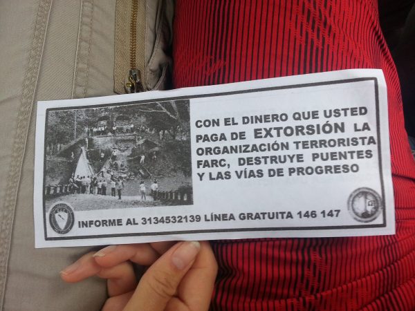 Panfletos distribuídos pelo Exército em barreiras na entrada da cidade de San Vicente del Caguán. Nesta estrada, as FARC sequestraram a candidata à presidência Ingrid Betancourt. Foto: Giovanny Vera/Infoamazonia