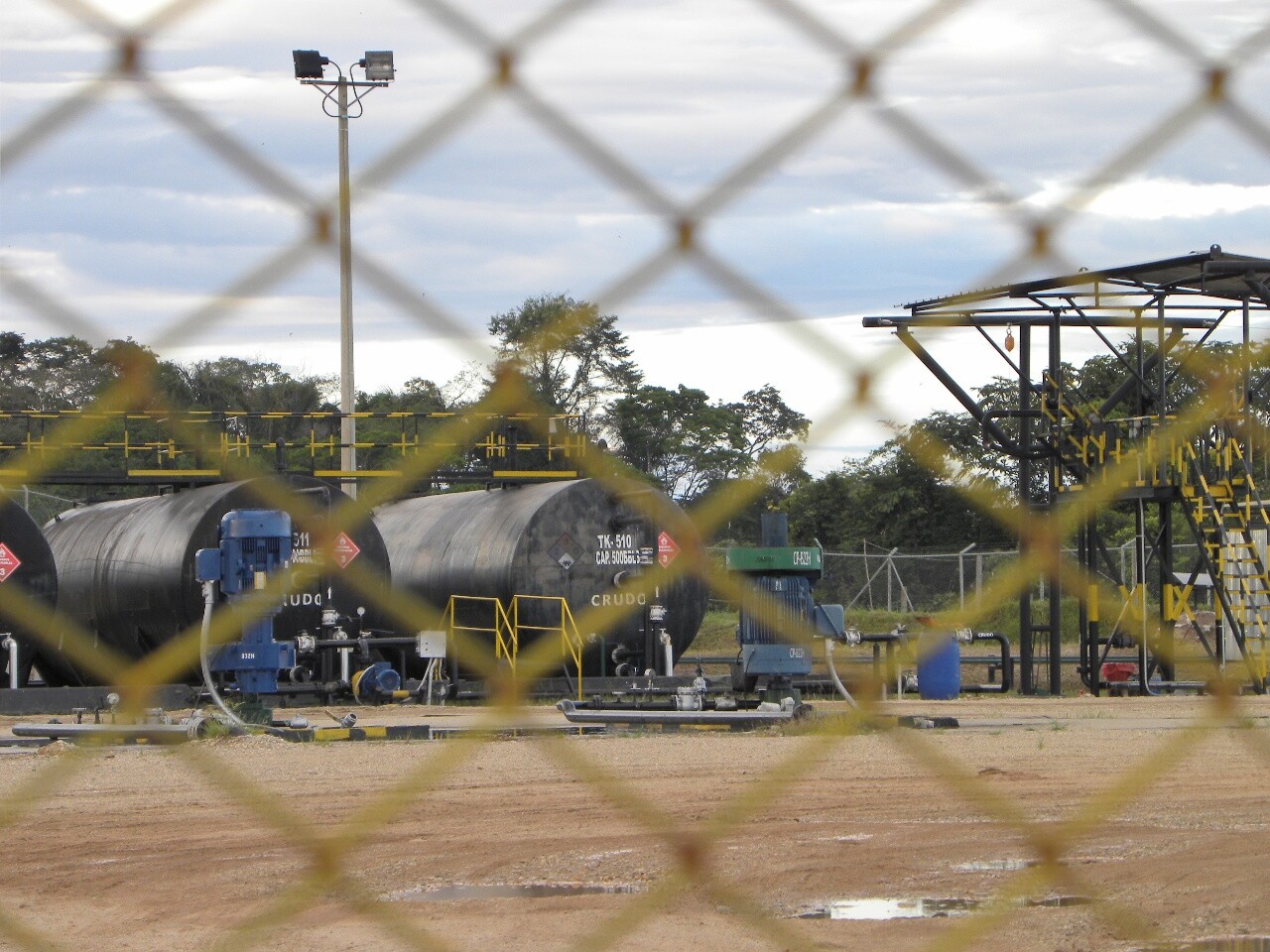 Os tanques de armazenamento de petróleo em Los Pozos. Foto: Giovanny Vera/InfoAmazonia