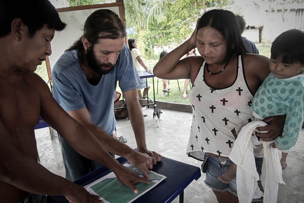 Cacique Juarez, o voluntário Felipe Garcia e Maria Leusa revisam os pontos no mapa a serem demarcados. Foto: Marcio Isensee e Sá