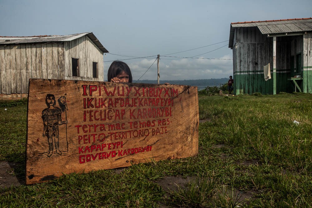 Pintada na aldeia, a placa da autodemarcação evoca o passado guerreiro desse povo. Foto: Marcio Isensee e Sá