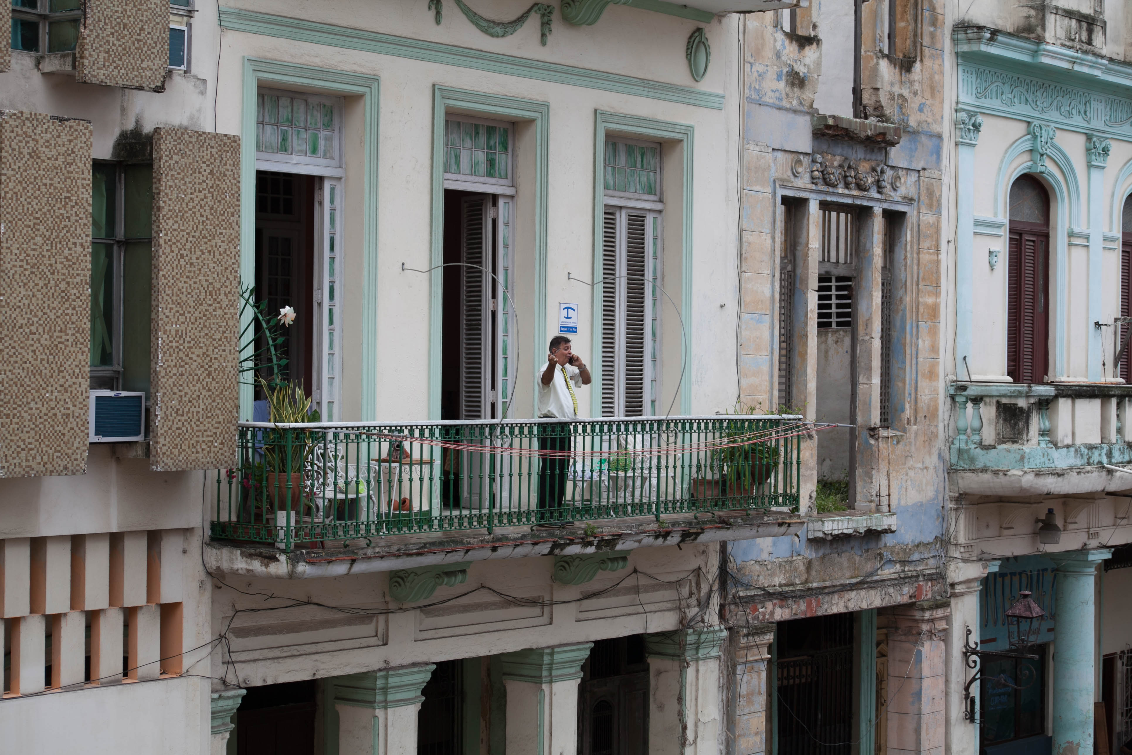 Em Habana Vieja, pousadas familiares e apartamentos residenciais se misturam ao comércio. Foto: Veruscka Girio
