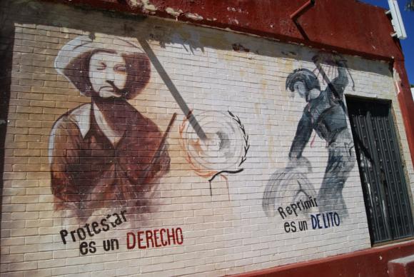 "Protestar é um direito; reprimir é um delito", diz pintura na Escola Rural Raúl Isidro Burgos, em Ayotzinapa. Foto: Leandra Felipe/Agência Brasil