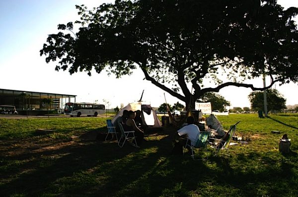 O movimento "Ocupa Golfe", acampado na avenida com estação do BRT 'Golfe Olímpico'. Foto: Anne Vigna
