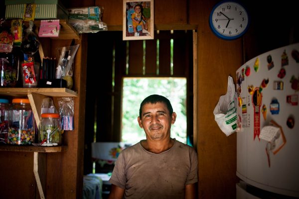O pescador Tatá em uma das duas casas que construiu com a renda da pesca. A vida em fartura pode ser substituída pela vida de cesta básica.