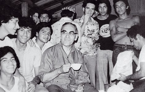 O mártir da teologia da libertação, Dom Oscar Romero, e alguns seminaristas em Playa el Majahual, El Salvador, em 1978.