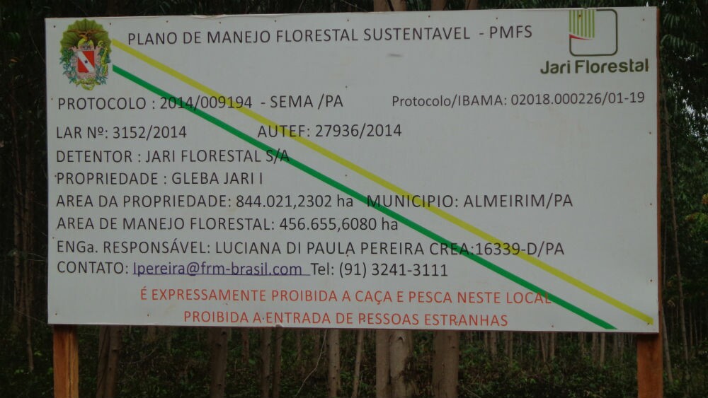 Placa com os protocolos de licença do governo / Foto: Rogerio Almeida